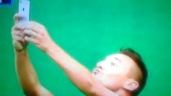 Totti celebra su gol del empate ante el Lazio con un 'selfie' (VÍDEO, TUITS)