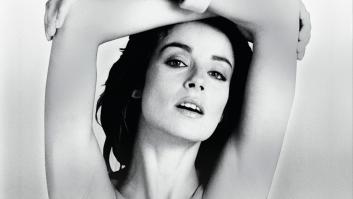 Dos mujeres bajo la lluvia