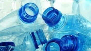 Le amputan el pene después de meterlo 4 días en una botella de plástico