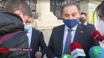 "Uy, dios mío": Un joven sorprende a los periodistas con lo que ha pedido al ministro Ábalos en pleno directo