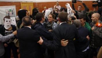 Decenas de jóvenes boicotean un acto de Felipe González en la Universidad