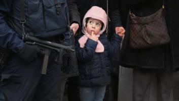 La inocencia frente a las armas y otras 13 fotos del día que no te puedes perder