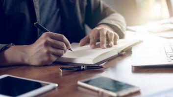 El delirante mensaje que ha recibido este escritor en Twitter: "Es coña, ¿verdad?"