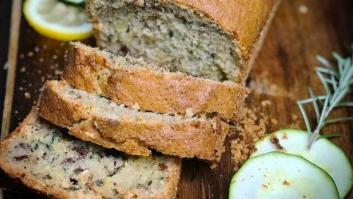 Bizcocho de calabacín, lima, romero y jengibre