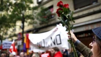 Centenares de personas piden en Ferraz el 'no' a Rajoy