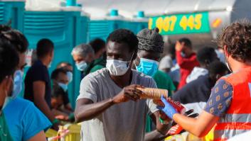 800 migrantes duermen hacinados en el puerto de Arguineguín, desbordado por las pateras