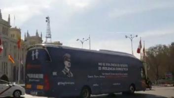 HazteOir compara feminismo y nazismo en su nuevo autobús (con foto de Hitler incluida)