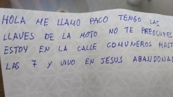 El emotivo gesto de un indigente con un profesor que perdió las llaves de su moto