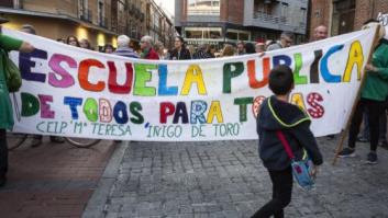 La escuela pública se echa a la calle contra las 'reválidas'