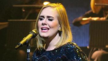 Adele muestra su apoyo a Hillary Clinton... con Clinton entre el público