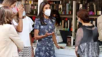 Los libros por los que se ha interesado Letizia en su visita a la Feria