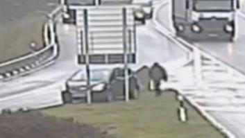 La carrera suicida de este hombre tras su coche sin control