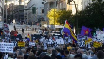Miles de persones se manifiestan al grito de: "Ante el golpe de la mafia democracia"