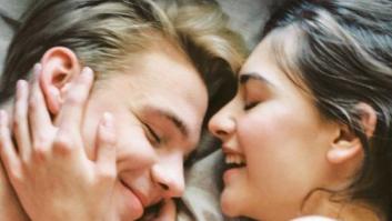 Esto es lo que pasa la primera vez que te tiras un pedo delante de tu pareja