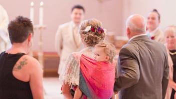 Esta novia se casa con su hija cargada a la espalda y las fotos son maravillosas