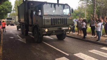 Los vecinos de Estepona despiden con aplausos a los efectivos que han apoyado a controlar el incendio