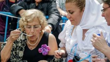 Carmena se da un baño de masas en la Pradera de San Isidro, como si fuera una estrella de rock