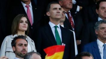 Los gestos de los reyes durante los pitos al himno (VÍDEO)