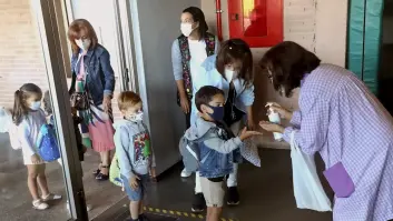 Las hermanas del colegio de Cáceres cuyos padres se niegan a que lleven mascarilla no han ido a clase este jueves