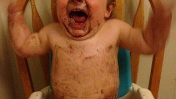 Este niño corrió a socorrer a su hermana en un combate al creer que le estaban pegando