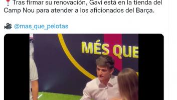 Esta joven va a hacerse una foto con Gavi y el papel que le da despierta todo tipo de teorías