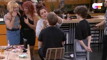 Un concursante de 'OT' irrita en Twitter por sus comentarios al ver a dos hombres vestidos de mujer