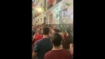Piden una mítica canción de 'Los Serrano' en un "karaoke callejero" y se llevan esta sorpresa