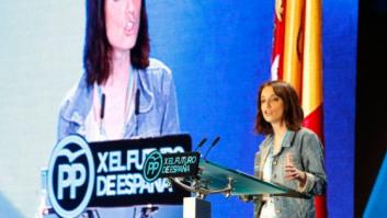 Andrea Levy se hace una foto con dos chicos que llevaban una camiseta sobre ella