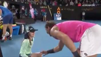 Nadal puso en pie a todo el público tras dar un pelotazo a una recogepelotas: pero lo mejor lo hizo al salir