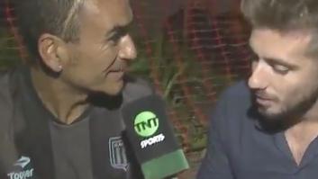 Estupefacción total por lo que llevaba en sus manos este hincha de Racing de Avellaneda