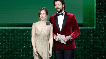 Álvaro Morte roba el protagonismo al resto en los premios Goya por lo que se ve en esta imagen