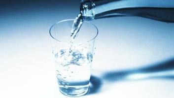 Una uróloga con prestigio mundial sentencia el momento clave para beber agua y pide no caer en la trampa del arándano