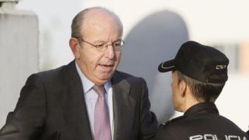 Al exjefe de la Casa del Rey, juzgado por las tarjetas black, le molesta que griten "¡chorizo!"