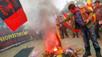 Los participantes de la marcha de extrema derecha de Barcelona queman esteladas en Montjüic