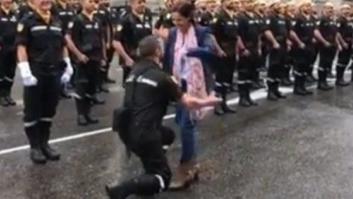 La emocionante petición de matrimonio de un militar antes del desfile del 12-O