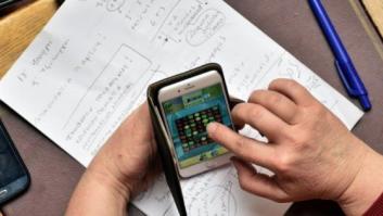 Una diputada de Amanecer Dorado, jugando con el móvil durante el discurso de Tsipras