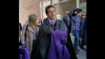 Casado sale vestido de cofrade por Ávila y en Twitter le afean este detalle
