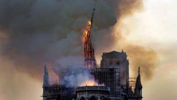 La imagen que siempre recordaremos: así cayó la aguja central de Notre Dame en París