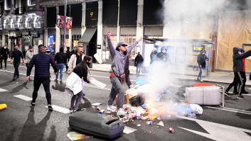 Un grupo de jóvenes se junta para limpiar los destrozos en Logroño tras los disturbios