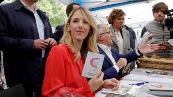 Álvarez de Toledo firma ejemplares de la Constitución: las reacciones son justo las que crees