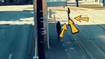 El dramático momento en el que una invidente desorientada cruzó las vías cuando venía el metro