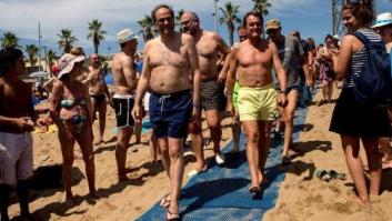 Las fotos de Torra y Mas en la playa de las que todo el mundo habla