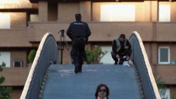 Una policía local entrega el arma con la que se tiroteó a Carrasco