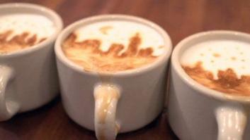 El camarero que pinta caras y paisajes en la espuma del café con leche