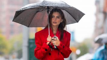 Si sólo vas a comprar un abrigo este invierno, que sea como el de Emily Ratajkowski