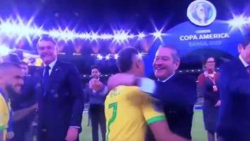 La imagen de la polémica: críticas a Dani Alves por su gesto a Bolsonaro