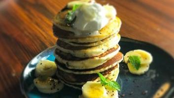 Pancakes de soja con coco, semillas de amapolas y bananas