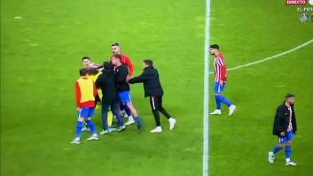 Varios jugadores del Sporting agreden e increpan al portero del Oviedo en el derbi asturiano