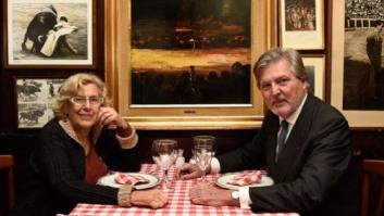 La castiza comida de Carmena y Méndez de Vigo en una tasca taurina en Madrid