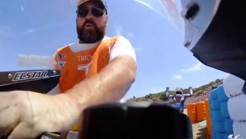 Un comisario del GP de Jerez roba una pieza de la moto de Álex Rins